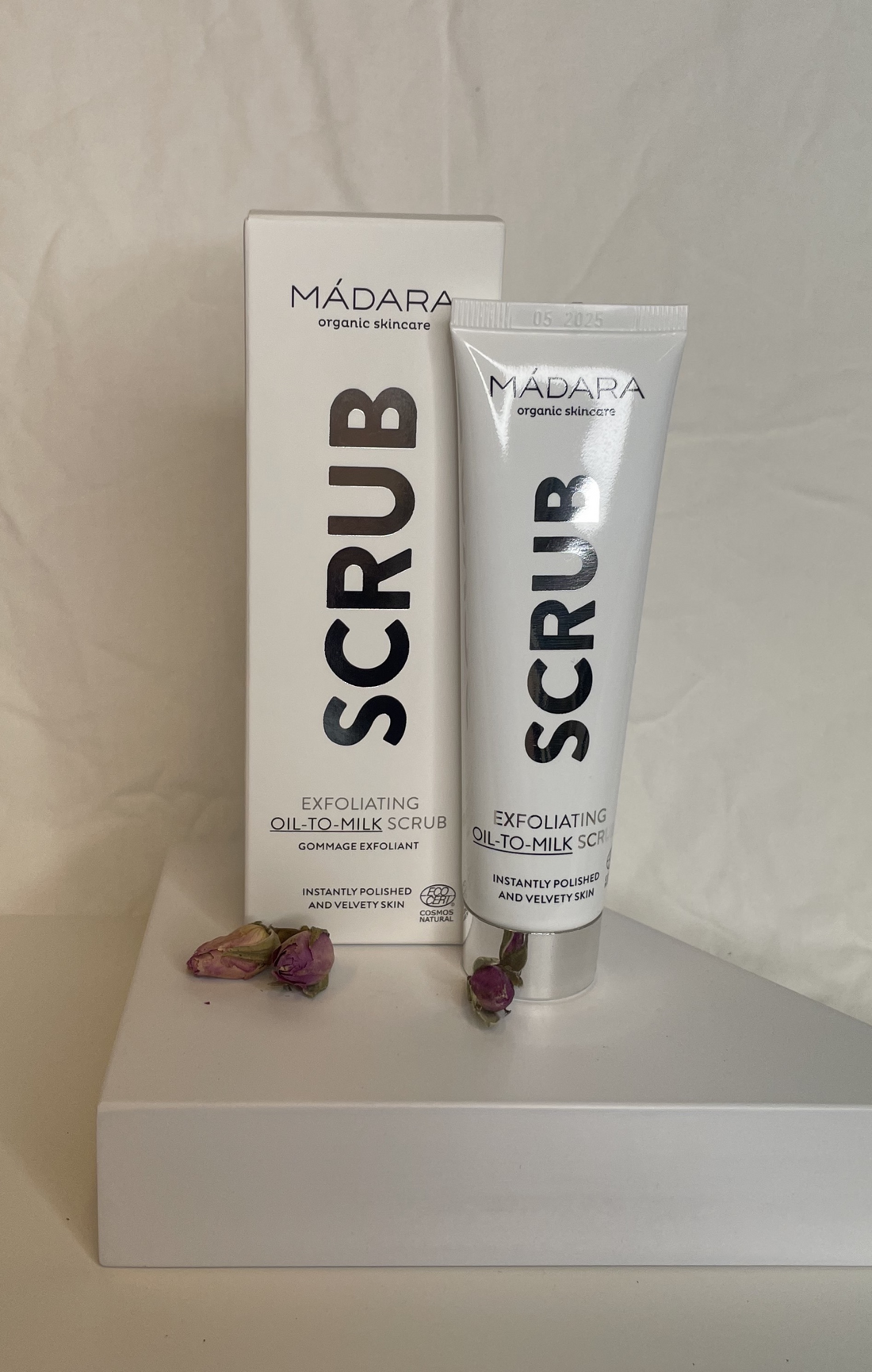 SCRUB Exfoliating Oil-to-milk scrub